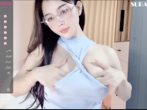 Nữ streamer xinh kute show dáng cực nuột